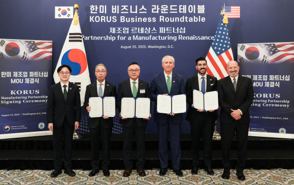 8월 25일(현지 시각) 미국 워싱턴 DC에서 ‘한미 비즈니스 라운드테이블’ 직후 진행된 SMR 사업협력을 위한 양해각서(MOU) 체결식에서 참석자들이 기념 촬영을 하고 있다. 왼쪽부터 김정관 산업통상자원부 장관, 박지원 두산에너빌리티 회장, 황주호 한수원 사장, 클레이 셀엑스에너지 최고경영자(CEO), 레이 포코우리 아마존 에너지정책 관리자, 하워드 러트닉 미국 상무부 장관. 두산에너빌리티