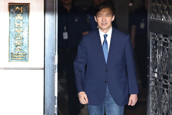 조국 조국혁신당 비상대책위원장은 이재명 정부 첫 특별사면·복권 대상에 올랐다. 조 위원장이 8월 15일 새벽 서울 구로구 서울남부교도소를 나서고 있다. 뉴스1