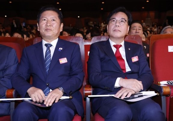 8월 15일 서울 종로구 세종문화회관에서 열린 80주년 광복절 경축식에 참석한 더불어민주당 정청래 대표와 국민의힘 송언석 원내대표. 동아DB