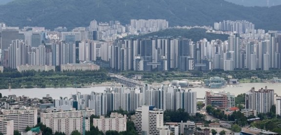 비트코인으로 ‘벼락부자’가 돼 서울 반포 아파트를 샀다는 친구의 성공 이야기를 접하면 중뇌변연계 보상회로가 자극을 받아 도파민이 분비되고, 쾌감과 불안을 동시에 느끼게 된다. 사진은 지난해 7월 28일 서울 중구 남산에서 바라본 반포 아파트 단지 모습. 뉴스1