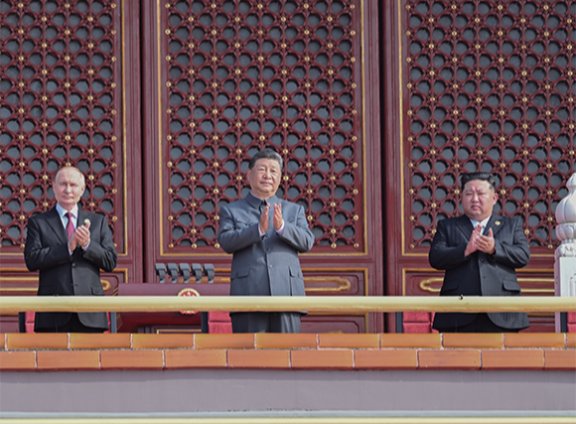 9월 3일 중국 베이징 톈안먼 망루에 시진핑 중국 국가주석(가운데) 양옆에 블라디미르 푸틴 러시아 대통령, 김정은 북한 노동당 총비서가 서 있다. 뉴시스