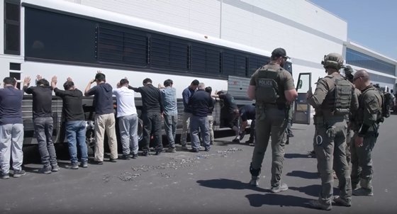 미국 이민 단속 당국은 홈페이지를 통해 9월 4일(현지 시간) 조지아주 현대차그룹-LG에너지솔루션의 합작 배터리 공장 건설 현장에서 벌인 불법체류·고용 단속 현장 영상을 공개했다. ICE 홈페이지 영상 캡쳐