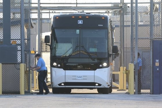 9월 10일(현지 시간) 미국 조지아주 포크스턴 이민세관단속국(ICE) 구금시설에서 버스가 이동하고 있다. 포크스턴=AP/뉴시스