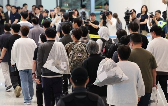 미국 이민 당국에 의해 조지아주에 구금됐던 한국인 근로자들이 9월 12일 인천국제공항에 도착해 제2여객터미널 입국장을 나서고 있다. 사진공동취재단