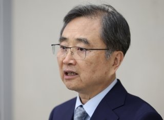 미국 이민 당국의 불법체류 단속으로 구금된 한국인 근로자 300여 명의 석방 절차를 마무리 짓기 위해 미국을 방문했던 조현 외교부 장관이 9월 12일 인천국제공항을 통해 귀국해 취재진의 질문에 답변하고 있다. 뉴시스