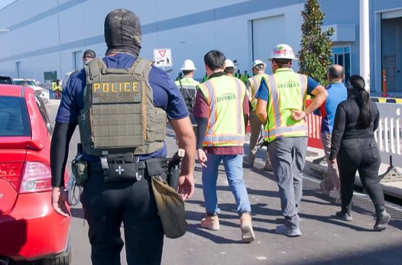 9월 4일(현지 시각) 미국 조지아주 현대차그룹-LG에너지솔루션의 합작 배터리 공장 현장에서 이민세관단속국(ICE), 국토안보수사국(HSI), 마약단속국(DEA), 조지아주 순찰대 등이 합동으로 작전을 펼쳐 근로자 475명을 체포하고 있다. 미국 이민세관단속국