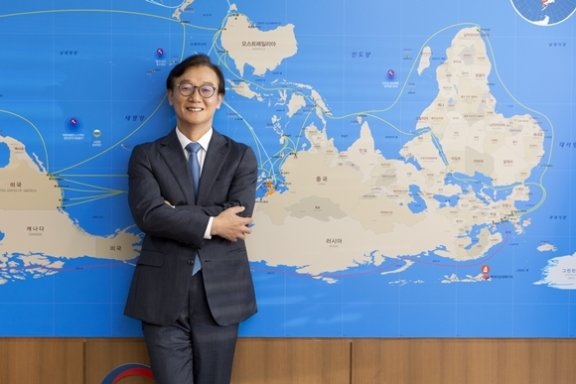 전재수 해양수산부 장관 집무실에는 거꾸로 된 세계지도가 설치돼 있다. 지호영 기자