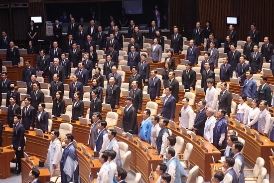 9월 1일 국회 본회의장에서 열린 정기국회 개회식에서 더불어민주당 의원들은 ‘한복’을, 국민의힘 의원들은 ‘상복’을 입고 있다. 동아DB