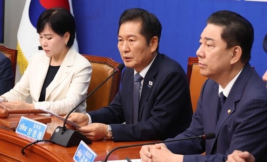 9월 15일 정청래 더불어민주당 대표(가운데)가 최고위원회의에서 발언하고 있다. 뉴시스