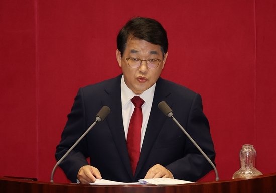 9월 16일 국회 본회의장에서 배준영 국민의힘 의원이 대정부질의를 하고 있다. 뉴시스