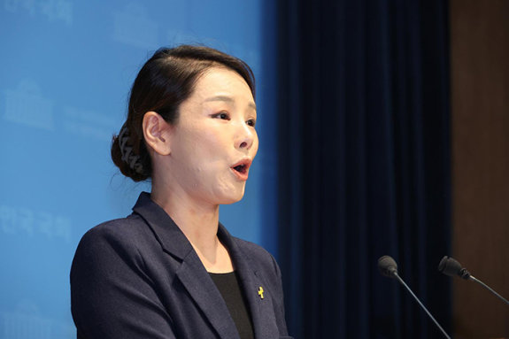 9월 4일 강미정 전 조국혁신당 대변인이 서울 여의도 국회 소통관에서 당내 성비위 의혹과 관련한 탈당 기자회견을 하고 있다. 뉴시스