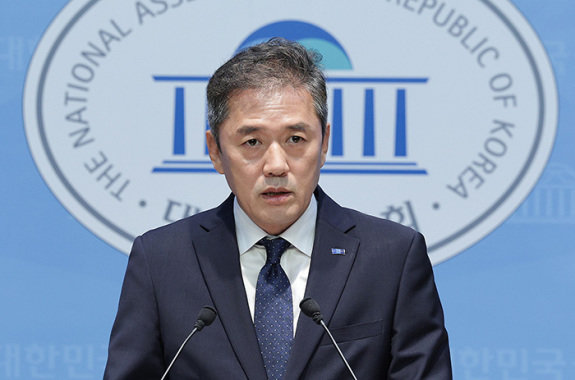 황현선 조국혁신당 사무총장이 9월 7일 오전 서울 여의도 국회 소통관에서 당내 성비위 파문에 따른 사퇴 기자회견을 하고 있다. 뉴스1