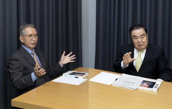 김형오·문희상 전직 국회의장들이 9월 9일 동아일보 충정로사옥에서 ‘한국 정치’를 주제로 대담하고 있다. 박해윤 기자