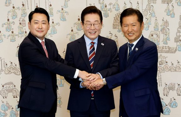 9월 8일 서울 용산 대통령실에서 정청래 민주당 대표와 장동혁 국민의힘 대표가 이재명 대통령 주재로 악수하고 있다. 뉴시스