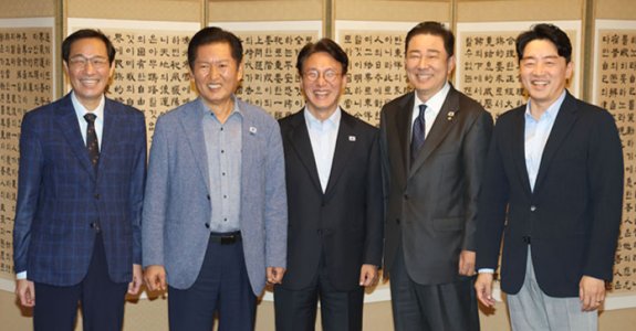 9월 14일 서울 종로구 삼청동 총리공관에서 열린 당정대 고위급 만찬 회동에서 우상호 정무수석, 정청래 더불어민주당 대표, 김민석 국무총리, 김병기 민주당 원내대표, 강훈식 대통령비서실장(왼쪽부터)이 기념 촬영을 하고 있다. 뉴스1