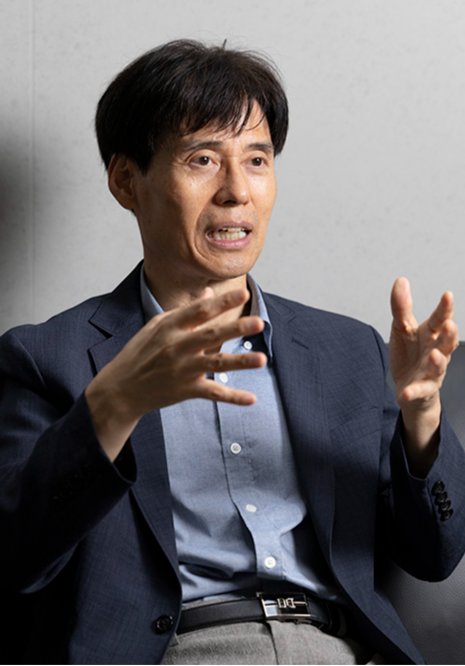 김세직 서울대 경제학부 명예교수가 9월 4일 서울 관악구 서울대 연구실에서 ‘신동아’와 인터뷰하고 있다. 조영철 기자