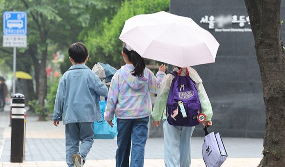 김세직 교수는 “청년층이 결혼과 출산을 포기하는 근본적인 이유는 경제성장률이 떨어지면서 미래 소득 증가에 대한 희망이 사라졌기 때문”이라고 말했다. 사진은 5월 16일 서울의 한 초등학교 학생들이 등교하는 모습. 뉴스1