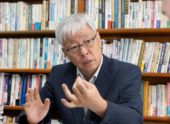 김현철 서울대 국제대학원 교수가 9월 8일 서울 관악구 서울대 연구실에서 ‘신동아’와 인터뷰하고 있다. 지호영 기자