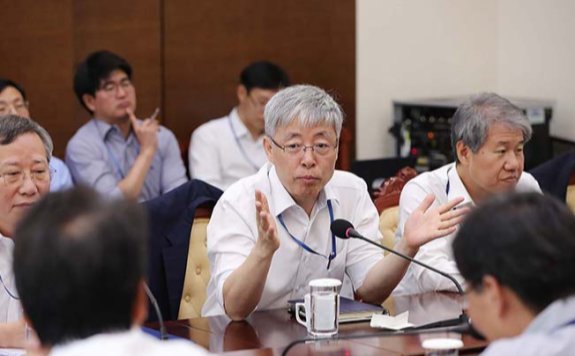 2017년 9월 김현철 당시 대통령 경제보좌관(가운데)이 청와대 여민관 소회의실에서 열린 수석보좌관회의에서 발언하고 있다. 뉴스1