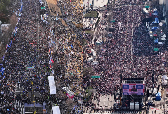 3월 8일 서울 광화문 일대에서 윤석열 전 대통령의 탄핵을 촉구하는 집회(왼쪽)와 반대하는 집회가 동시에 열렸다. 동아DB