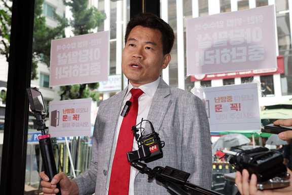 한국사 강사였다가 유튜버가 된 전한길 씨가 8월 14일 서울 여의도 국민의힘 중앙당사에서 열린 중앙윤리위원회 회의에 출석했다. 동아DB