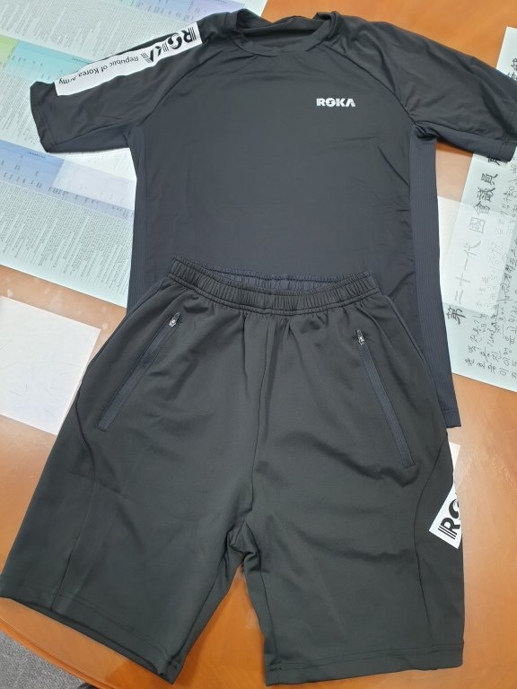 군용 하계 운동복. 동아DB