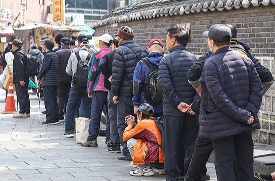 3월 24일 서울 종로구 탑골공원 인근 무료급식소 앞에 어르신들이 길게 줄을 서 식사 차례를 기다리고 있다. 뉴스1