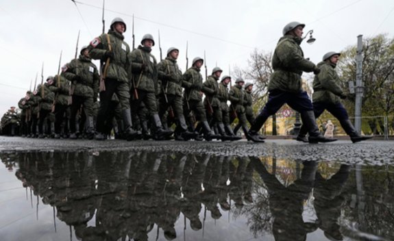 러시아 육군 병사들이 5월 7일 러시아 상트페테르부르크 드보르초바야궁 광장에서 열린 승전 기념일 군사 퍼레이드 총연습에 참석하기 위해 행진하고 있다. 뉴시스
