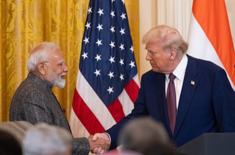 2월 13일 도널드 트럼프 미국 대통령(오른쪽)과 나렌드라 모디 인도 총리가 미국 워싱턴DC 백악관에서 만나 악수하고 있다. 뉴시스