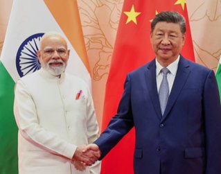 8월 31일 시진핑 중국 국가주석(오른쪽)과 나렌드라 모디 인도 총리가 중국 톈진 영빈관에서 상하이협력기구(SCO)를 계기로 만나 악수하고 있다. 뉴시스