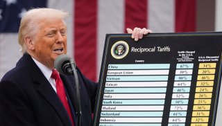 4월 2일 미국 워싱턴DC 백악관 로즈가든에서 도널드 트럼프 미국 대통령이 세계 각국에 적용할 관세율을 발표하고 있다. 뉴시스