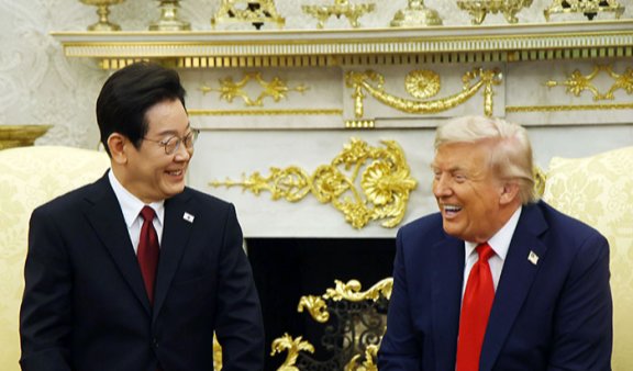 8월 25일(현지 시간) 이재명 대통령(왼쪽)과 도널드 트럼프 미국 대통령이 미국 워싱턴DC 백악관에서 한미 정상회담을 하고 있다. 뉴시스