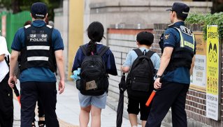 대한민국의 치안은 우수한 사회 인프라 가운데 하나다. 사진은 초등학생 납치 미수 등 아동 대상 범죄가 잇따르는 가운데 9월 12일 대구의 한 초등학교 앞에서 경찰이 예방 순찰에 나선 모습. 뉴시스