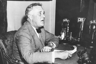 1930년대 노변담화(fireside chat) 라디오 연설을 하는 루스벨트 대통령. Gettyimage