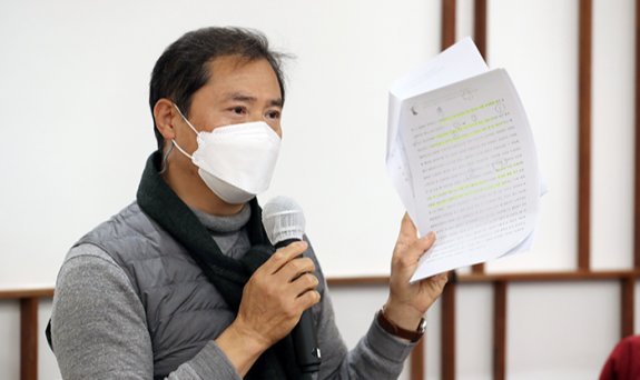 2022년 2월 24일 서울 여의도의 한 카페에서 KBS 최철호 PD가 이재명 당시 더불어민주당 대선후보가 선거 공보물에 기재한 ‘검사 사칭’ 전과 기록 관련 판결문을 들고 기자회견을 하고 있다. 뉴스1