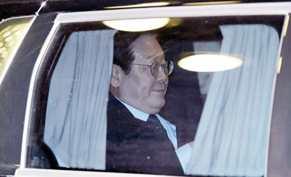 2024년 9월 30일 이재명 당시 더불어민주당 대표가 서울 서초구 서울중앙지방법원에서 열린 ‘검사 사칭 위증교사 혐의’ 결심 공판을 마친 뒤 차량으로 이동하고 있다. 이날 서울중앙지법 형사합의33부(부장판사 김동현)는 예상을 깨고 이재명에게 무죄를 선고했다. 뉴시스