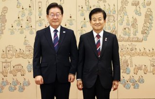 이재명 대통령이 7월 28일 서울 용산 대통령실 청사에서 정동영 통일부 장관에게 임명장 수여 후 기념 촬영을 하고 있다. 2007년 대선 당시 이 대통령은 정동영 대통합민주신당 후보의 비서실장이자 팬카페인 ‘정통들(정동영과 통하는 사람들)’의 공동대표를 맡아 활동했다. 대통령실통신사진기자단