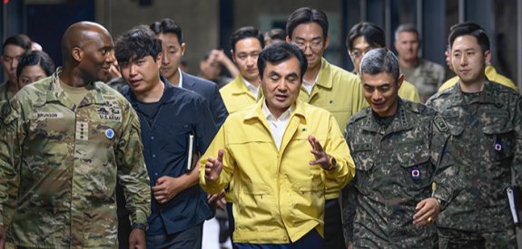 안규백 국방부 장관(가운데)이 8월 20일 한미연합군사령부 전시지휘소를 찾아 브런슨 주한미군사령관 겸 한미연합사령관(맨 왼쪽), 강신철 한미연합사 부사령관(오른쪽에서 두 번째)과 대화하며 이동하고 있다. 국방부 