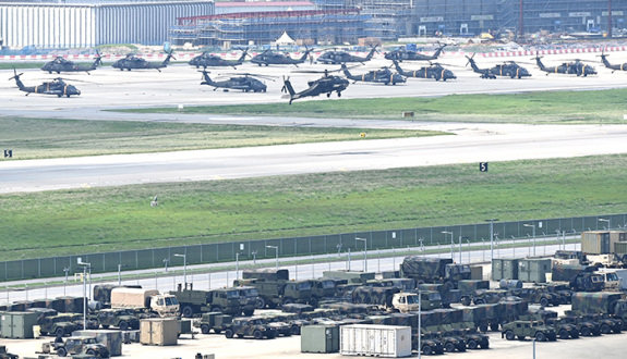 한미연합훈련 을지 자유의 방패(UFS·을지프리덤실드) 연습이 시작된 8월 18일 경기 평택시 주한미군기지 캠프 험프리스에서 아파치 헬기가 이륙하고 있다. 뉴시스