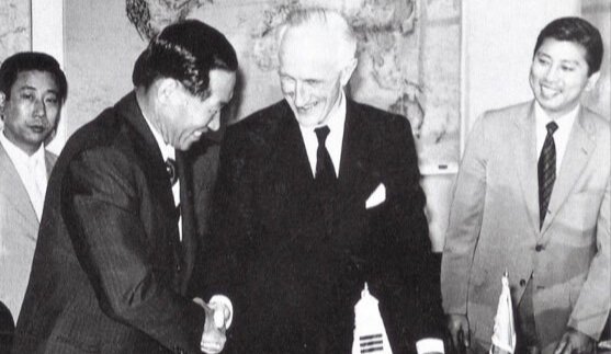 1971년 영국 버클레이즈 은행과 조선소 건설 차관 도입 계약을 마치고 악수를 나누는 고 정주영 현대그룹 명예회장. 아산정주영닷컴