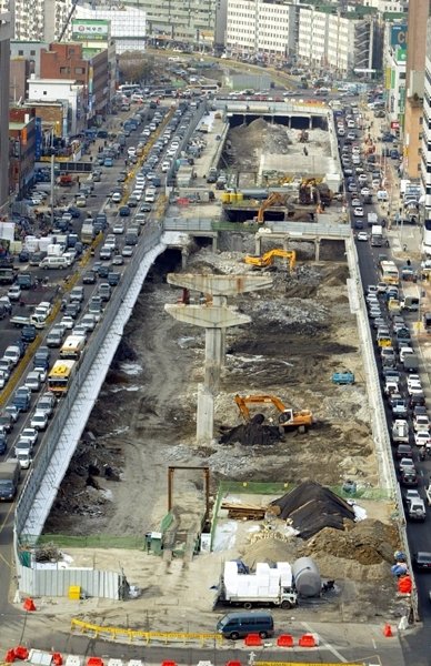 2003년 12월 복원 공사가 시작된 지 5개월여 만에 청계천을 덮고 있던 콘크리트를 걷어내자 모습을 드러낸 물길. 사진 동아일보