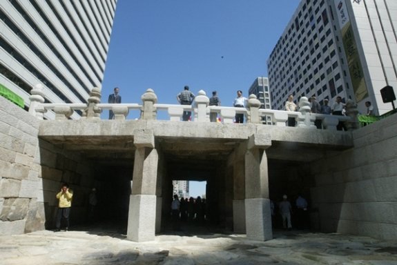 1910년 종로~남대문 간 전차선로 복선화 공사로 자취를 감췄던 광통교가 2005년 청계천 복원과 함께 95년 만에 모습을 드러냈다. 사진 동아일보