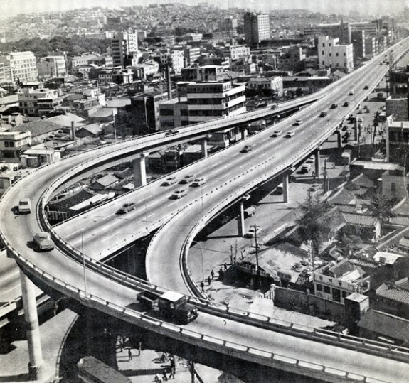 1969년 착공해 1971년 완공된 삼일고가도로(1984년 청계고가도로로 변경)는 청계천을 복개한 위에 세워진 하늘길로 산업화의 상징이었다. 사진 동아일보