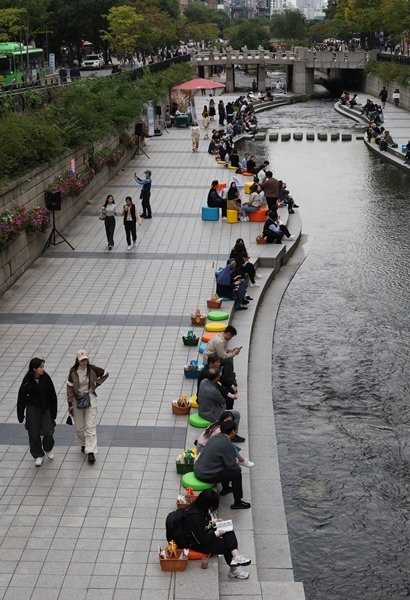 2003년 청계천(청계광장~모전교~광통교 구간) 야외도서관에서 가을을 즐기는 시민들. 사진 동아일보