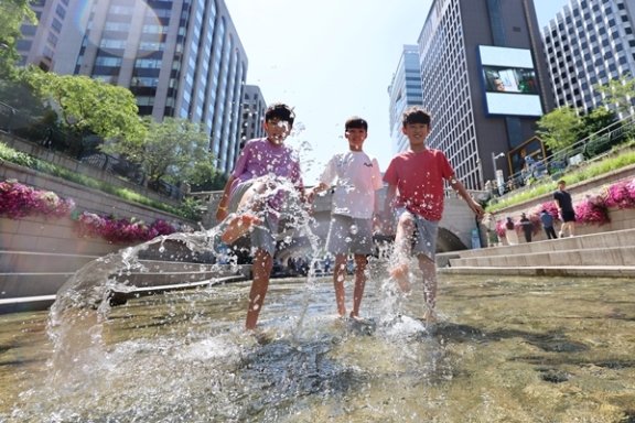 지난 여름 20년 만에 개방된 청계천 상류 구간에서 물놀이를 즐기는 어린이들. 사진 동아일보