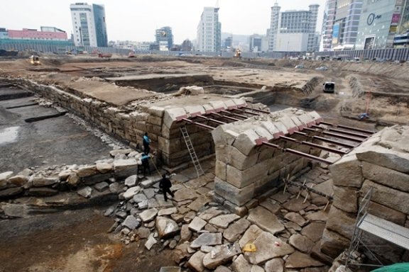 남산에서 흘러내린 물이 도성 밖으로 빠져나가는 수문이었던 이간수문과 성곽 일부. 2008년 동대문운동장 철거 과정에서 발견돼 현재 동대문역사문화공원 안에 있다. 사진 동아일보