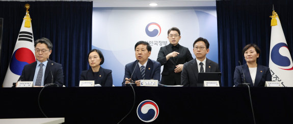 구윤철 경제부총리 겸 기획재정부 장관(가운데)이 8월 22일 서울 종로구 정부서울청사에서 열린 ‘새정부 경제성장전략’ 합동브리핑에서 발표하고 있다. 왼쪽부터 문신학 산업통상자원부 1차관, 한성숙 중소벤처기업부 장관, 구윤철 부총리, 배경훈 과학기술정보통신부 장관, 송미령 농림축산식품부 장관. 뉴스1