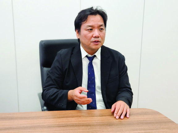 전희석 화합물반도체센터장이 8월 21일 전남 무안의 국립목포대 연구실에서 ‘신동아’와 인터뷰하고 있다. 최진렬 기자