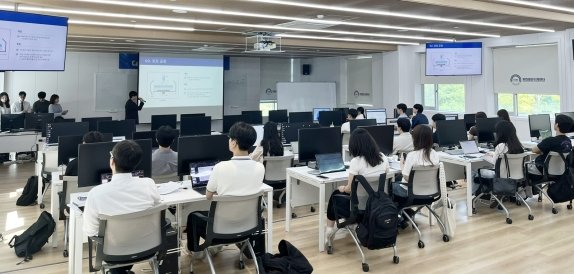 화합물반도체센터는 7월 25일 전남 무안 국립목포대 키사이트홀에서 ‘ATK 채용연계형 교육 프로그램’ 세미나를 개최했다. 국립목포대