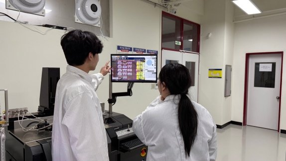 2024년 11월 26일 DS전자 산학장학생이 화합물반도체센터 연구실에서 측정 교육을 받고 있다. 화합물반도체센터